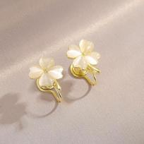 The New Four-Leaf Clover Cat's Eye Stone Ear Clip Without Ear Holes Earrings Female Senior Sense Of Alloy Earrings Temperament Earrings ear clip balta