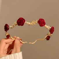Elegantiškas moteriškas rožių vijoklio lankelis plaukų aksesuaras galvos papuošalas mergaitėms vintažinis metalinis gėlės perlas raudona rožė tiara plaukų lankeliai raudona