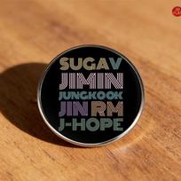 BTS narių pavadinimai Retro neoniniu stiliumi emalinis sagė, Kpop ARMY gerbėjų metalinis ženkliukas, Bangtan Boys kuprinės ir drabužių aksesuaras