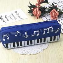 Fortepijonas, muzikinės natos, raštas, pieštuko krepšio dėklas, užtrauktukas, drobė, rašikliai, raštinės reikmenys, laikymo krepšys, mergaičių makiažas, lūpų dažai, maišelis tamsiai mėlyna spalva