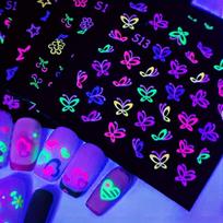 30 lakštų/rinkinys 3D šviečiantys tamsoje neoniniai nagų lipdukai blizgūs lipnūs nagų papuošimai su drugeliais meilės širdelėmis one size purple