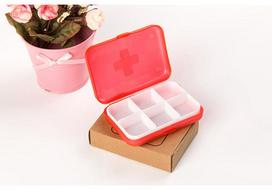 Six-Compartment Pill Organizer: Portable Cardboard Box with Lid, Plastic Compartments, Ideal for Pills or Small Gifts. 9*6*2cm raudona