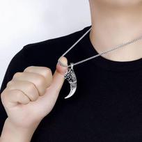 Europietiškas ir amerikietiškas vyriškas vilko ilties pakabukas - madingas aukšto dizaino kaklo papuošalas, lengvas prabangus hiphopo papuošalas. 60cm Titanium Steel Chain