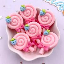 Dažyti spalvingi dervos braškių ledinukai ant pagaliuko, plokščiadugniai kabošonai, figūrėlės 10 vnt. Pasidaryk pats lankelių aksesuarai, scrapbooking amatai