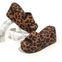 2025 new leopard print thick-soled flip-flops fashionable flat-bottomed toe holiday wind beach cool slippers women 35 leopardo rašto spalva