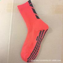 Non Slip Triangle Grip Soccer Socks Athletic Sports Crew Socks with Silicone Dots for Enhanced Traction and Stability Suitable for Football Training One Size raudona