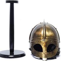 Vikingų viduramžių šarvų kario šalmas su mediniu stovu