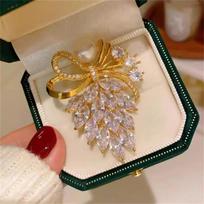 Vintage Style Zircon Bow Brooch with Leaf Design and Pearl Accent Elegant Jewelry Accessory for Formal and Casual Wear one size auksas