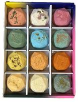 LUSH Putojantys vonios kamuoliukai – Atsipalaidavimo akimirka keturių metų laikų dovanų dėžutėje su apsauginiu įdaru ir popieriumi – 12 vnt. pakuotė (Iš anksto supakuotas maišelis) balta