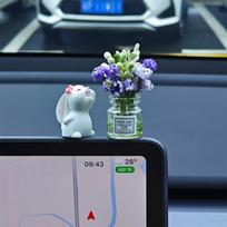 1 rinkinys Automobilio gydymo lėlės papuošalai Mielas mini vaza ir triušis Automobilio centrinės konsolės lango dekoracija