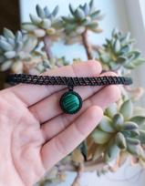 Rankų darbo macrame čokeris su natūraliu malachito akmeniu