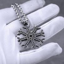 Šiaurės vikingų mišraus aukso šalmas, runų formos karoliai, vyriški nerūdijančio plieno „Vegvisir“ madingi pakabukai, karoliai, dviratininkų papuošalai gray