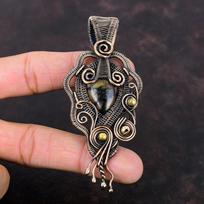 Chiastolito pakabukas Pakabukas apvytas varine viela Pakabukas su tikru brangakmeniu Varinės vielos papuošalai Rankų darbo pakabukas Chiastolito papuošalai Dovana Jai
