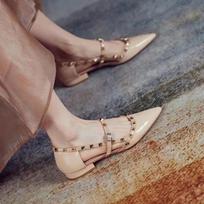 Moteriški bateliai su čiurnos dirželiu, iškirpte, „D'orsy“ dygliuotais „Rockstud“ lakuotos odos bateliai su kniedėmis, minkšti vaikščiojimo bateliai su T formos dirželiu, sagtimi, kelioniniai dydžiai, 35–40. 35 smėlis