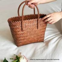 Elegantiška rankų darbo pintų bambuko rankinė – Stilinga rotango stiliaus paplūdimio ir kosmetikos krepšys Medium Woven Handle Coffee Bag brown