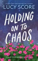 KNYGA Lucy Score Holding on to Chaos, A Forced Proximity Small Town Romance (Mėlyna Moon Book 5)