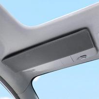 Automobilio saulės skydelio prailgintuvas nuo akinimo, tvirtinamas spaustuku prie priekinio stiklo, nereikalaujantis gręžimo, apsaugantis nuo UV spindulių dienos metu pilka