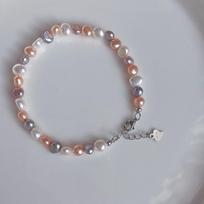 Saldavandenio perlų vėrinys neįprastos formos, grandinėlė-apvadėlis, madinga miltelių baltumo ir violetinės spalvos perlų kaklo grandinėlė Hand bracelet sidabras
