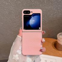 Applicable to Samsung z flip7 mobile phone case z flip4/5/6 metallic paint lychee leather pattern folding protective case Samsung z flip7 rožinė