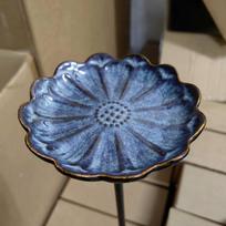 Flower-Shaped Ceramic Bee Feeder Floral Sculpture Rust-resistant Bird Bath Bowl Handcrafted Metal Vintage Style