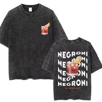 Negroni kokteilio iliustraciją ir pasikartojantį šūkį turintis didelio dydžio, rūgštimi apdorotas, vintažinis, trumpomis rankovėmis marškinėlis, dvipusis grafinis spaudinys S įvairiaspalvis