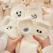 5 poros moteriškų juokingų kojinių baltos žiemos šiltos kojinės šypsena mielos kawaii anime grindų kojinės lolita y2k storos pūkuotos kojinės 5pairs įvairiaspalvis