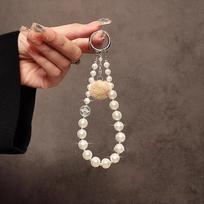 Luxury pearl mobile phone chain, pom-pom pendant, short mobile phone case, lanyard, bag, keychain, anti-lost gasket.