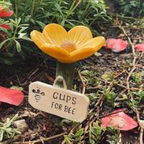 Flower-Shaped Insect Drinkers Luxury Weather-Resistant Bee Butterfly Feeder Elegant Insect Watering Station