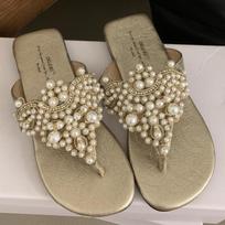 Fashion Luxury Pearl Rhinestone Designer Flat Sandals Women Round Toe Clip Toe Flip Flops Summer Comfort Non-Slip Vacation Beach Shoes 35