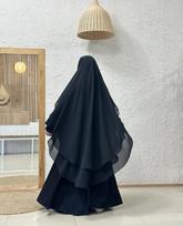 Ramadano metu Artimųjų Rytų musulmonai dėvi vientisos šifono dvigubo sluoksnio priekyje ir gale skarelę bei chalatą, hidžabo kimarą. juoda