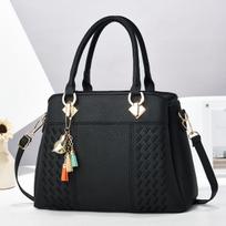 Moteriškos odinės rankinės su kutais 31cm*14cm*23cm juoda