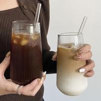 Aukščiausios kokybės dryžuota stiklinė šaltiems gėrimams, gazuotam vandeniui, vaisių sultims ir karščiui atspariems latte</b> Striped Droplet Cup 500ml brown
