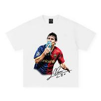 Per dydžio baltiniai trumparankoviai marškinėliai su Lionelio Messi Barselonos „Kiss Boot“ grafiniu spaudiniu ir autografu futbolo gerbėjams 4XL black
