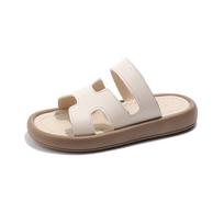 2026 Naujos vasarinės mergaičių šlepetės Madingi laisvalaikio batai Paplūdimio vaikams blizgūs odiniai flip-flopai 21Inner Length13.5cm smėlis