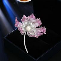 Women's Light Luxury Design Elegant Imitation Pearl Ginkgo Leaf Brooch Fashionable And Versatile Niche Design Brooch