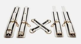 Bondazo rinkinys Master Series Kink in the Dark šviečiantis tamsoje Hog Tie rinkinys baltas