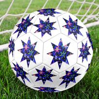 1 vnt. Spalvingas žvaigždžių futbolo kamuolys Dydis 5 Futbolas Mašininiu būdu siūtas Universalus futbolo kamuolys patalpoms/lauko sąlygoms Staigmenų kolekcija n125 Size 5