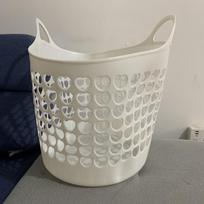 1 vnt. didelės 45x40cm plastikinės skalbinių krepšiai su rankenomis, dideli, maži, tuščiaviduriai, vėdinami, nešiojami nešvarių drabužių laikymui