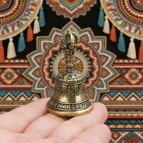 Elegant Retro Bronze Handmade Metal Wind Chime Clock Healing Brass Hand Bell Brass Bell Ornaments Vintage Brass Bell with Classic Diamond Pattern 1Pcs geltona