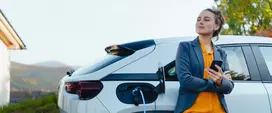 Qoltec mobilus įkroviklis elektriniams automobiliams EV su 2-in-1 reguliavimu Type 2 7kW CEE 32A/5 PIN 230V LCD nešiojama dėžutė 5m