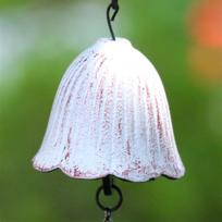 Zen Garden Wind Chime - Rustic Cast Iron Japanese-Style Hanging Bell with Single Leaf Design for Outdoor Meditation Spaces balta