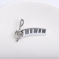 Suasmeninta kūrybinė fortepijono sagė, maži ir elegantiški aksesuarai, išskirtinis ir elegantiškas literatūrinis muzikos instrumentas, korsažas sidabras