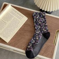 Retro kojinės moterims Japonų Korėjiečių Mada Vidutinio ilgio kojinės Gėlių reljefas Harajuku Vintažinis gatvės stilius Medvilninės ilgos kojinės Dovana juoda