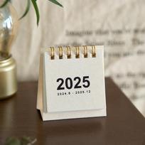 2025 stalo kalendorius Mielas kasdienis planuoklis Paprastas vienspalvis kalendorius Mokymosi tikslų sąrašas Darbų sąrašas Namų biuro reikmenys balta