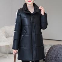 Vidutinio amžiaus moteris Žieminiai ilgi dirbtinės avikailio paltai Elegantiškas storas šiltas žieminis parkas Moteriška odinė striukė 2XL juoda