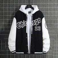 Vyriška juoda balta varsity striukė su gobtuvu, kontrastinėmis rankovėmis, „bomber“ stiliaus, su užrašu „Chicago 23“ S juoda