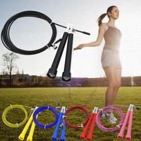 „Speed ​​Wire“ praleidžiant reguliuojamą šokdynę, fitneso pratimą „Cardio Crossfit Sport“. raudona