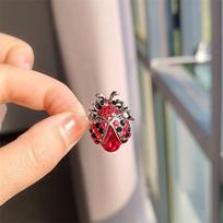 Vintage Style Elegant Bee Brooch with Decorative Crystal Accents Metal Alloy Ladybug Insect Design Fashion Jewelry Accessory for Clothing One Size raudona