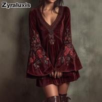 Nauja bohemiško stiliaus vyno raudonumo aksominė mini suknelė su siuvinėjimais ir varpelio formos rankovėmis S raudona
