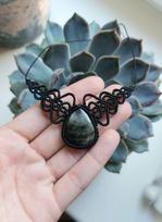 Macrame papuošalas su obsidiano akmeniu